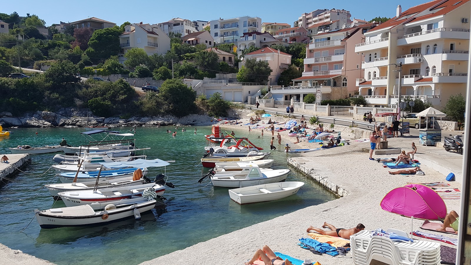 Foto van Mavarstica beach met turquoise puur water oppervlakte