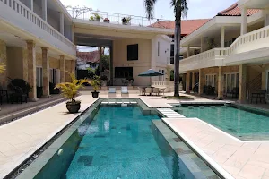 Bali Court Hotel & Apartment image