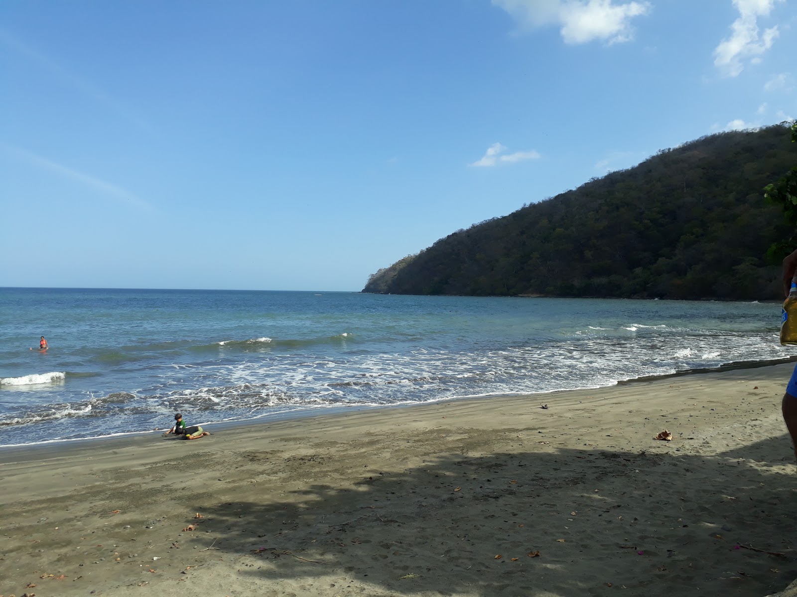 Bucaro Beach的照片 带有碧绿色纯水表面