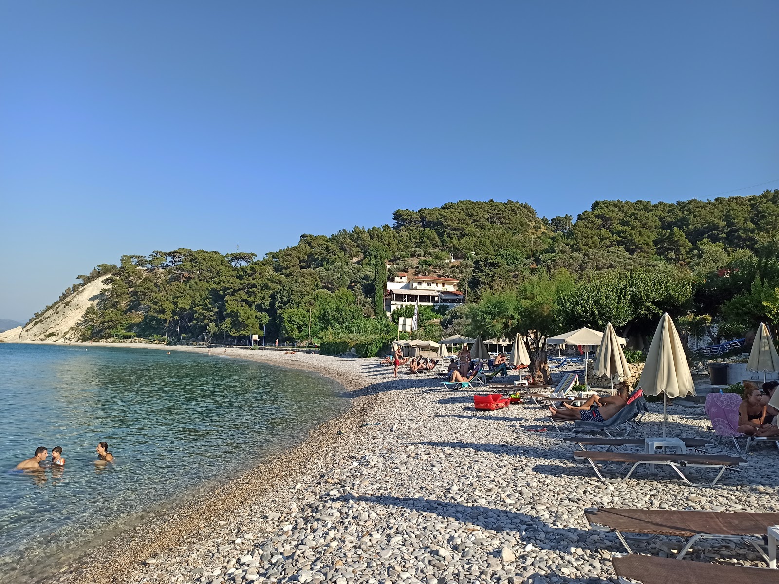 Foto de Paralia Tsamadou con guijarros beige superficie