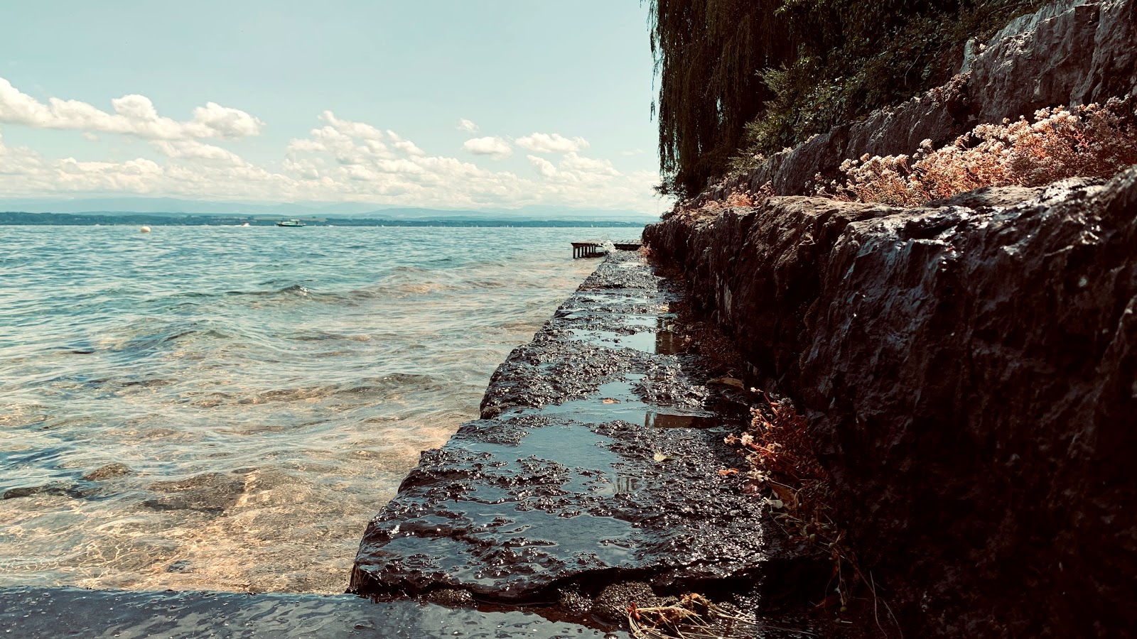 Foto av Plage de Serrieres med rak strand