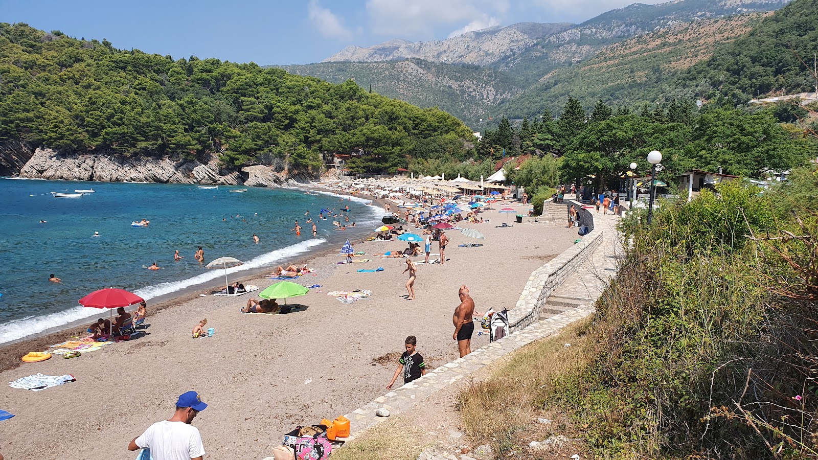 Zdjęcie Luchica beach z powierzchnią turkusowa czysta woda