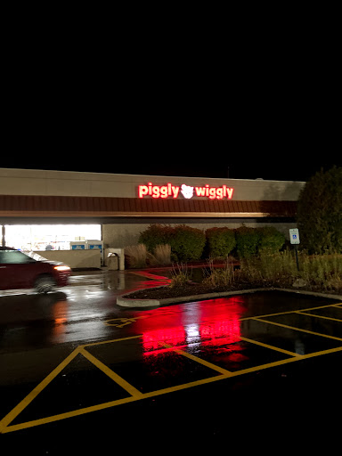 Grocery Store «Piggly Wiggly», reviews and photos, 100 E Geneva Square, Lake Geneva, WI 53147, USA