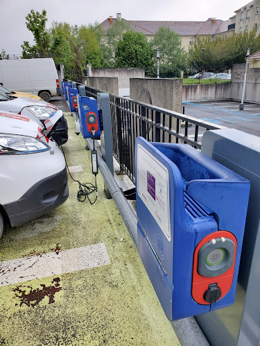 Borne de recharge de véhicules électriques Indigo Station de recharge Bussy-Saint-Georges