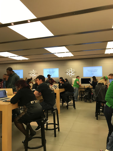 Computer Store «Apple Somerset», reviews and photos, 2800 W Big Beaver Rd, Troy, MI 48084, USA