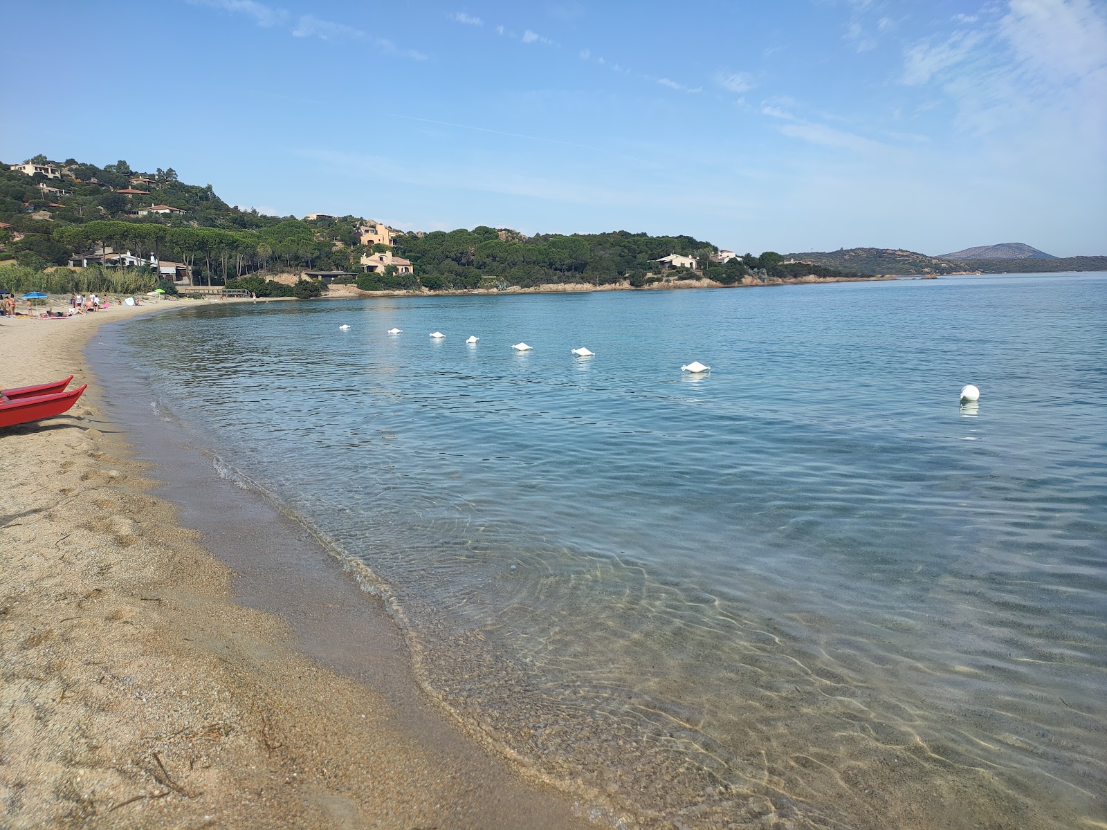 Foto von Cala Girgolu und seine wunderschöne Landschaft