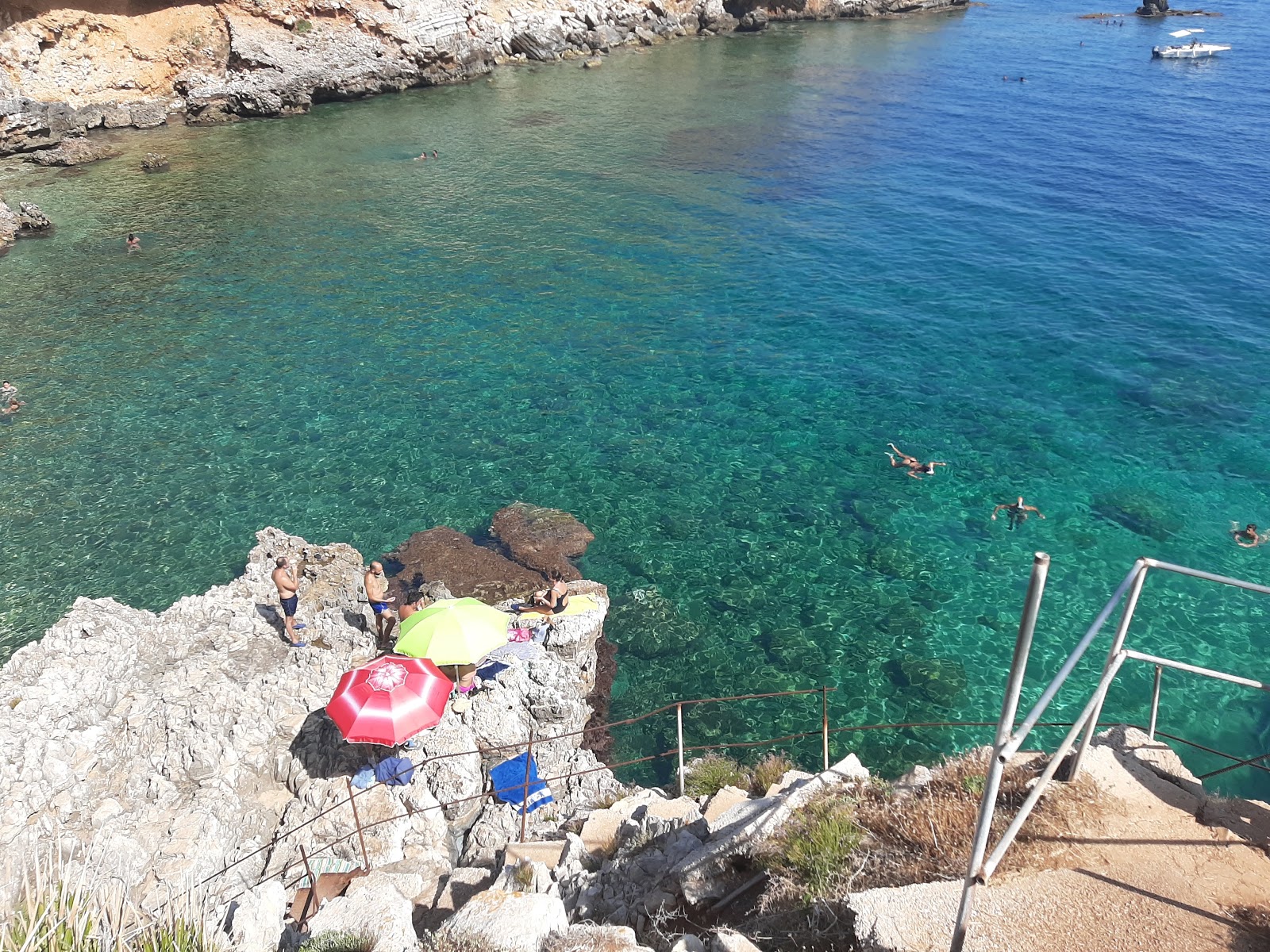Foto di Cala Rossa circondato da montagne