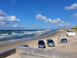 Foto van Lokken Beach omringd door bergen