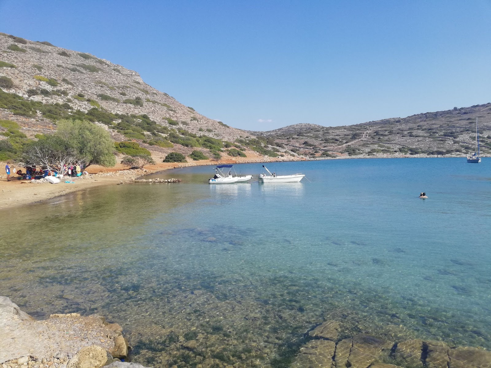 Φωτογραφία του Vathi beach άγρια περιοχή