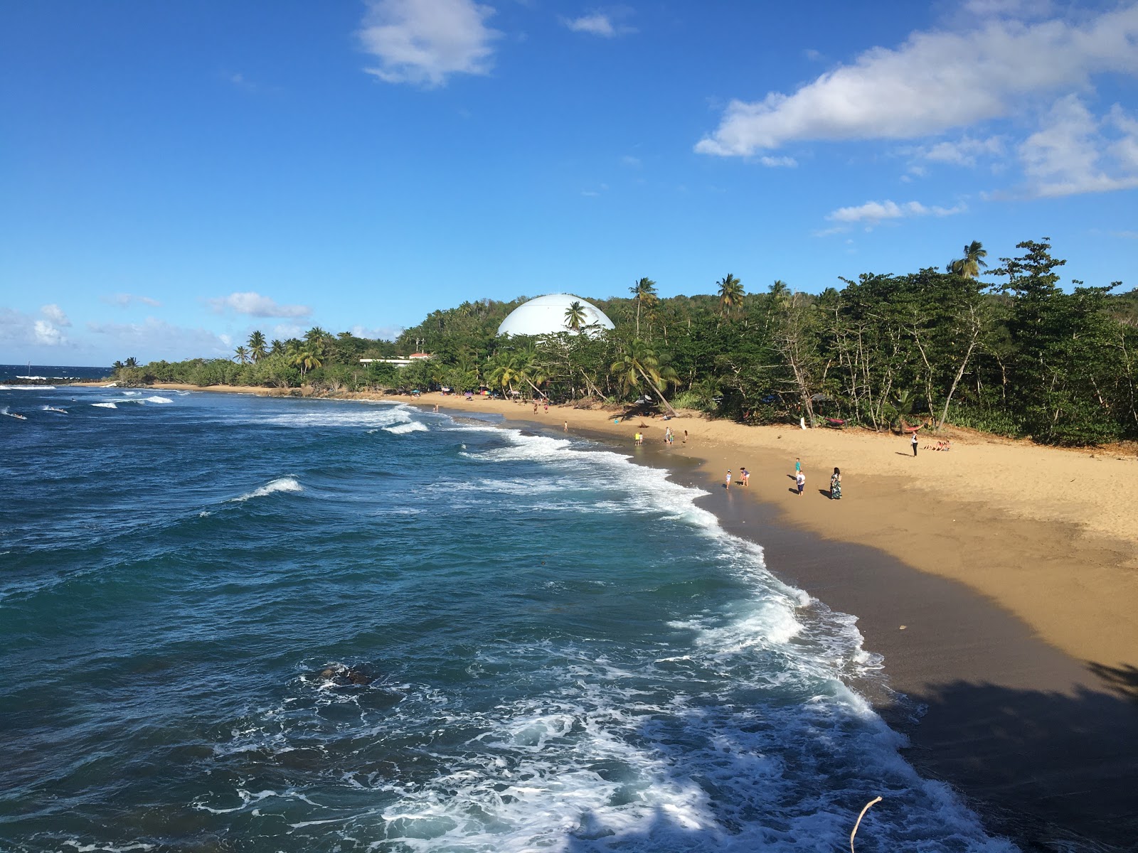 Foto di Domes Beach con una superficie del sabbia beige fine