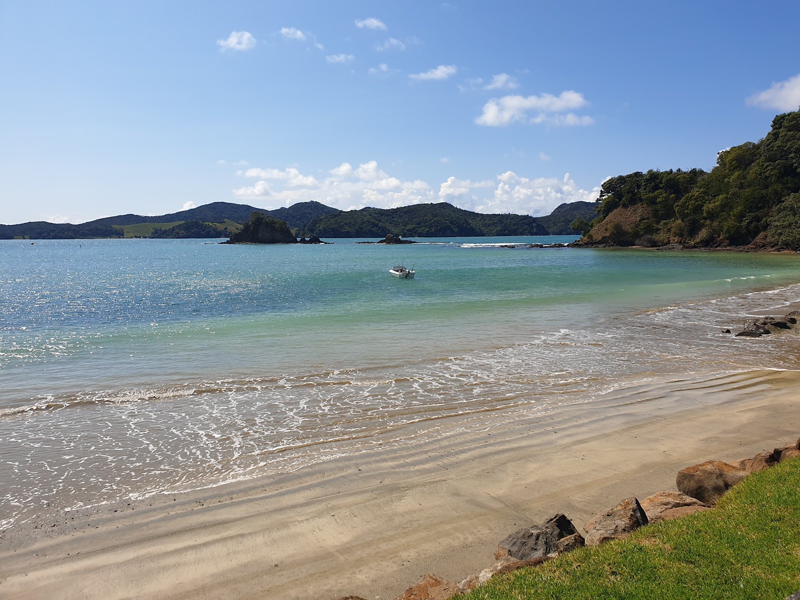 Foto von Parutahi Beach mit brauner sand Oberfläche