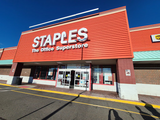 Office Supply Store «Staples», reviews and photos, 547 River Rd, Edgewater, NJ 07020, USA