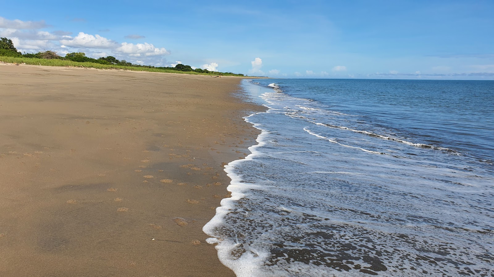 Φωτογραφία του Bajaderos Beach με καφέ άμμος επιφάνεια