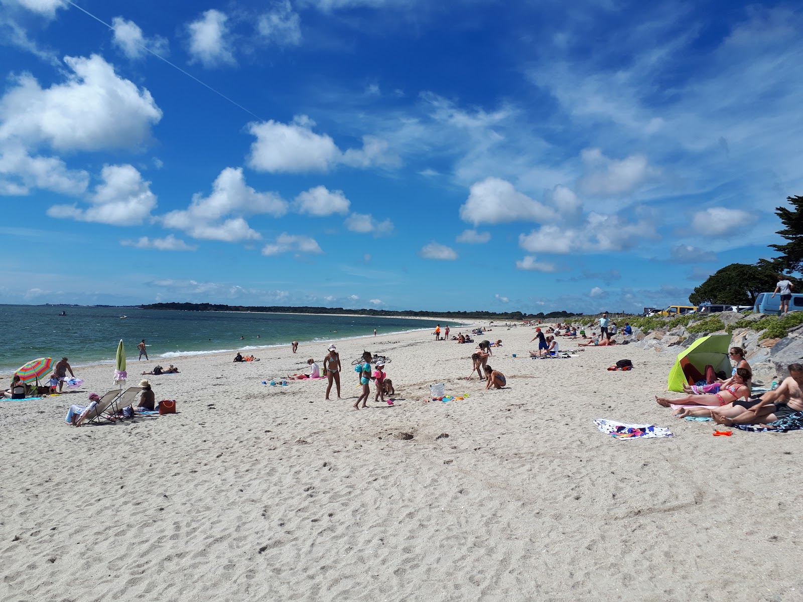 Foto de Plage De Landrezac com long bay