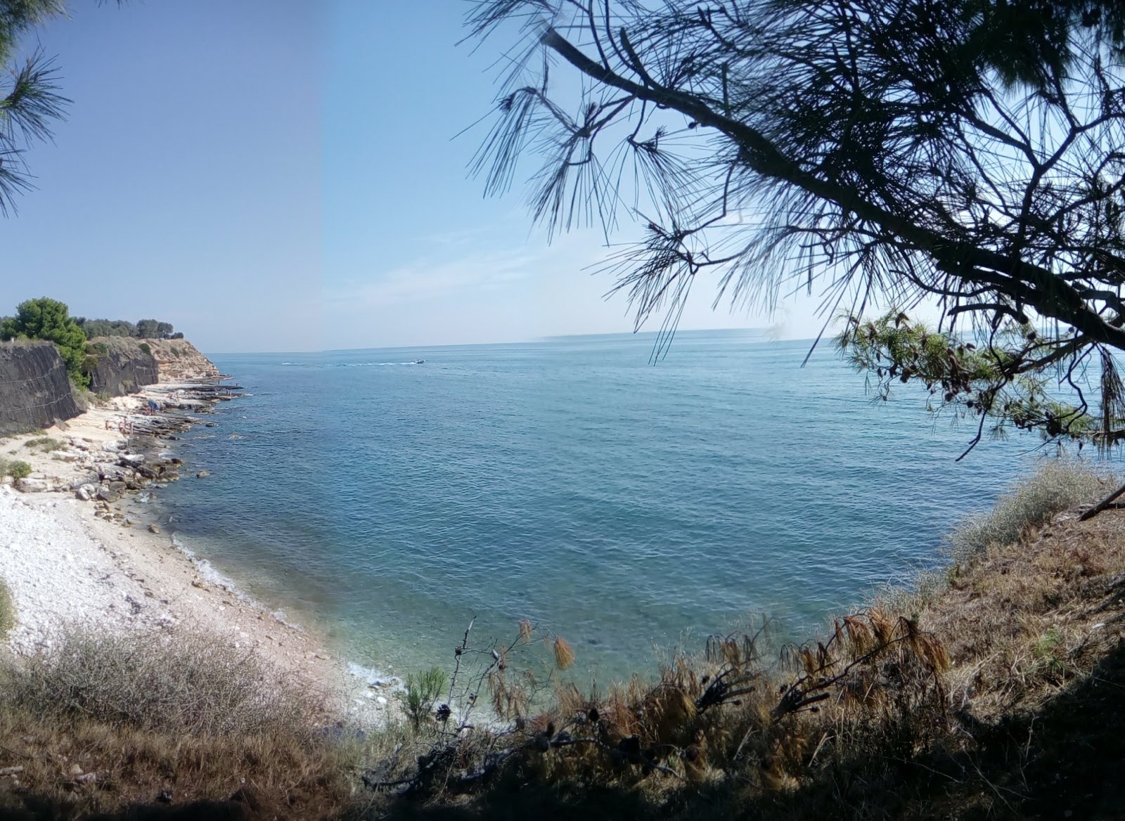 Foto de Spiaggetta di Chianca Masiello apoiado por penhascos