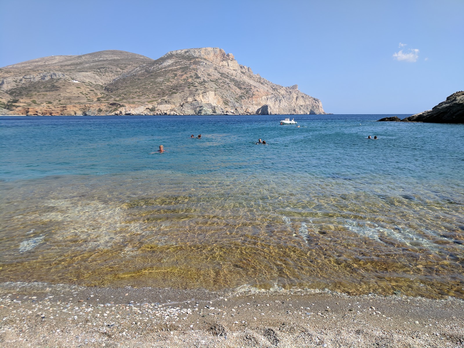 Foto von Agios Nikolaos von Klippen umgeben