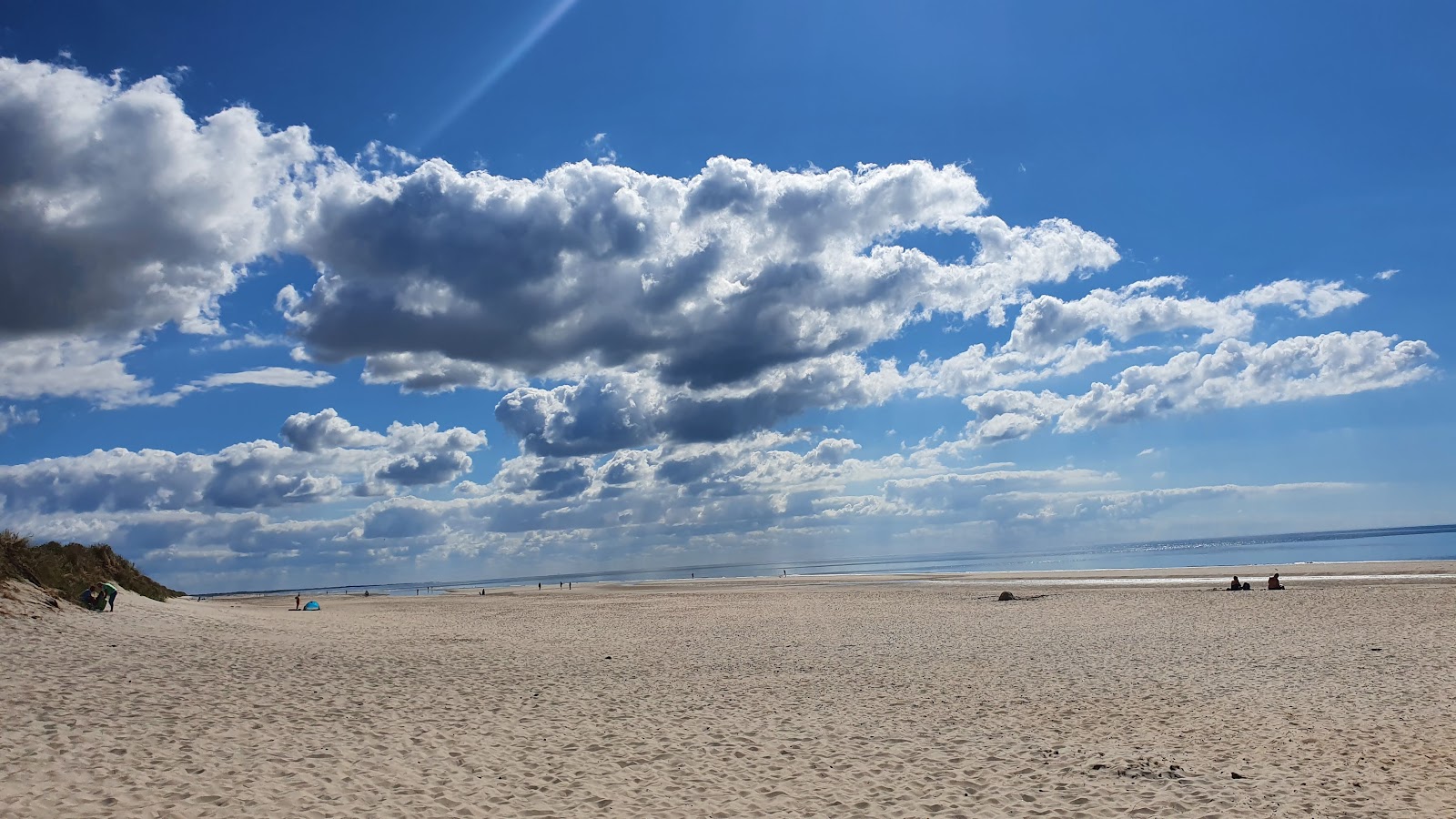 Hoje Knolde Beach的照片 带有明亮的沙子表面