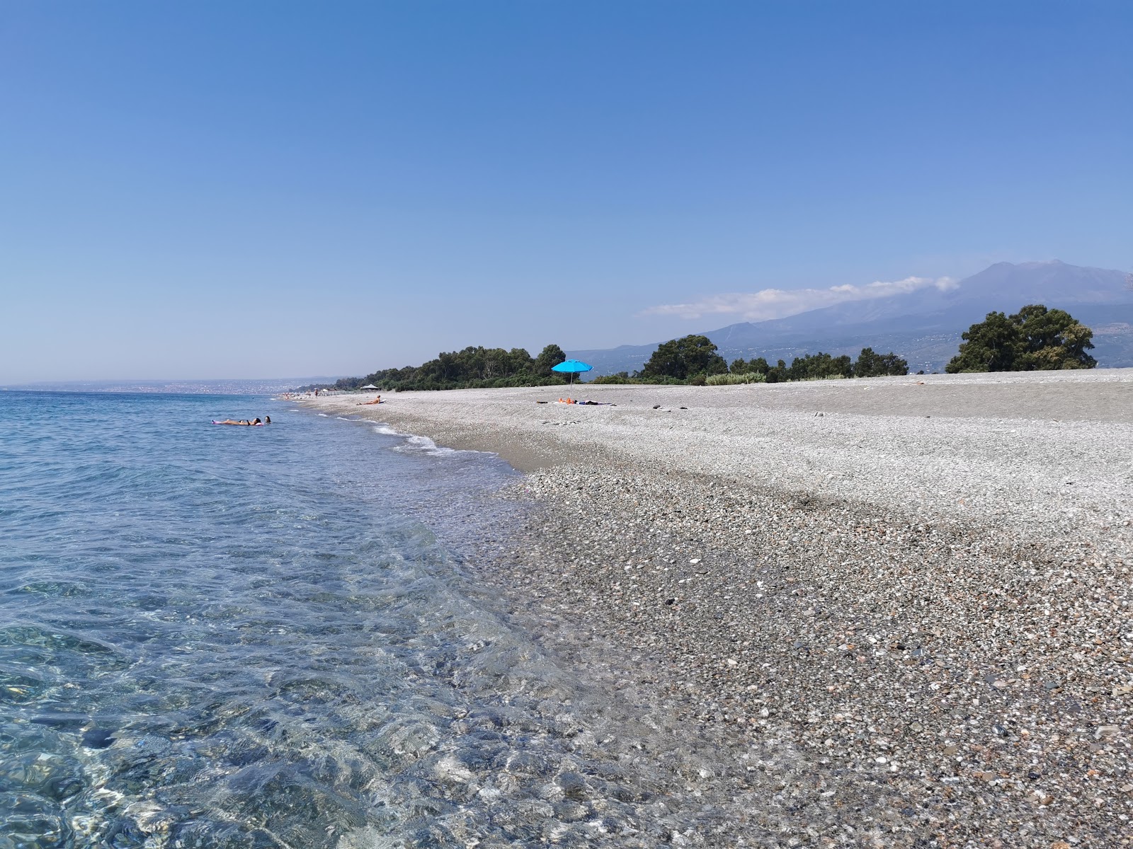 Foto av San Marco di Calatabiano med turkos rent vatten yta