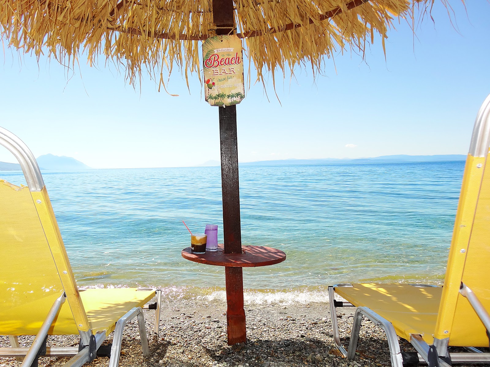 Foto von Ilia beach von Klippen umgeben