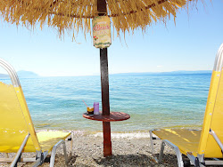 Foto von Ilia beach von Klippen umgeben