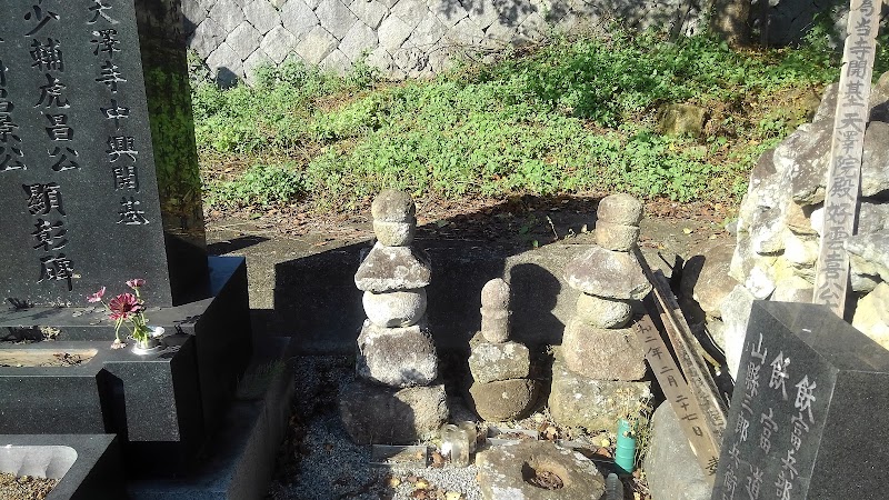 飯富虎昌公・山県昌景公 顕彰碑