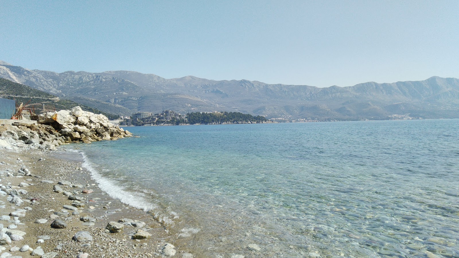 Φωτογραφία του Pizana beach με μια ευθεία ακτογραμμή