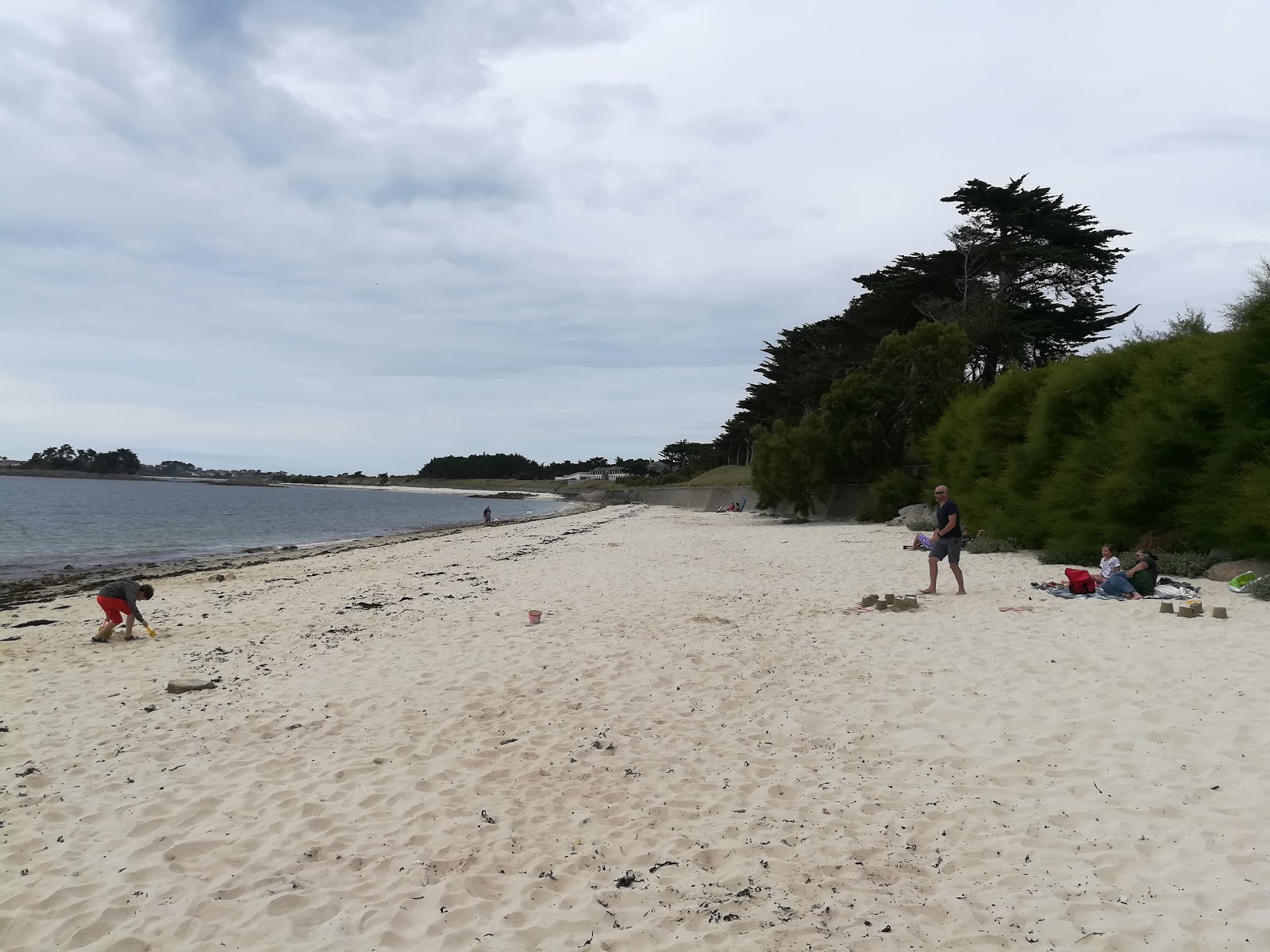 Plage du Billou'in fotoğrafı geniş bir kıyı şeridi ile birlikte