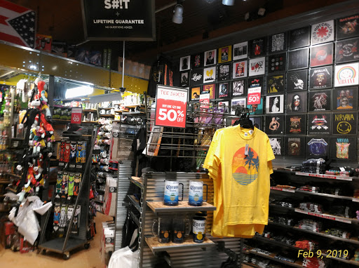 Gift Shop «SPENCER GIFTS», reviews and photos, 864 Orland Square Dr, Orland Park, IL 60462, USA