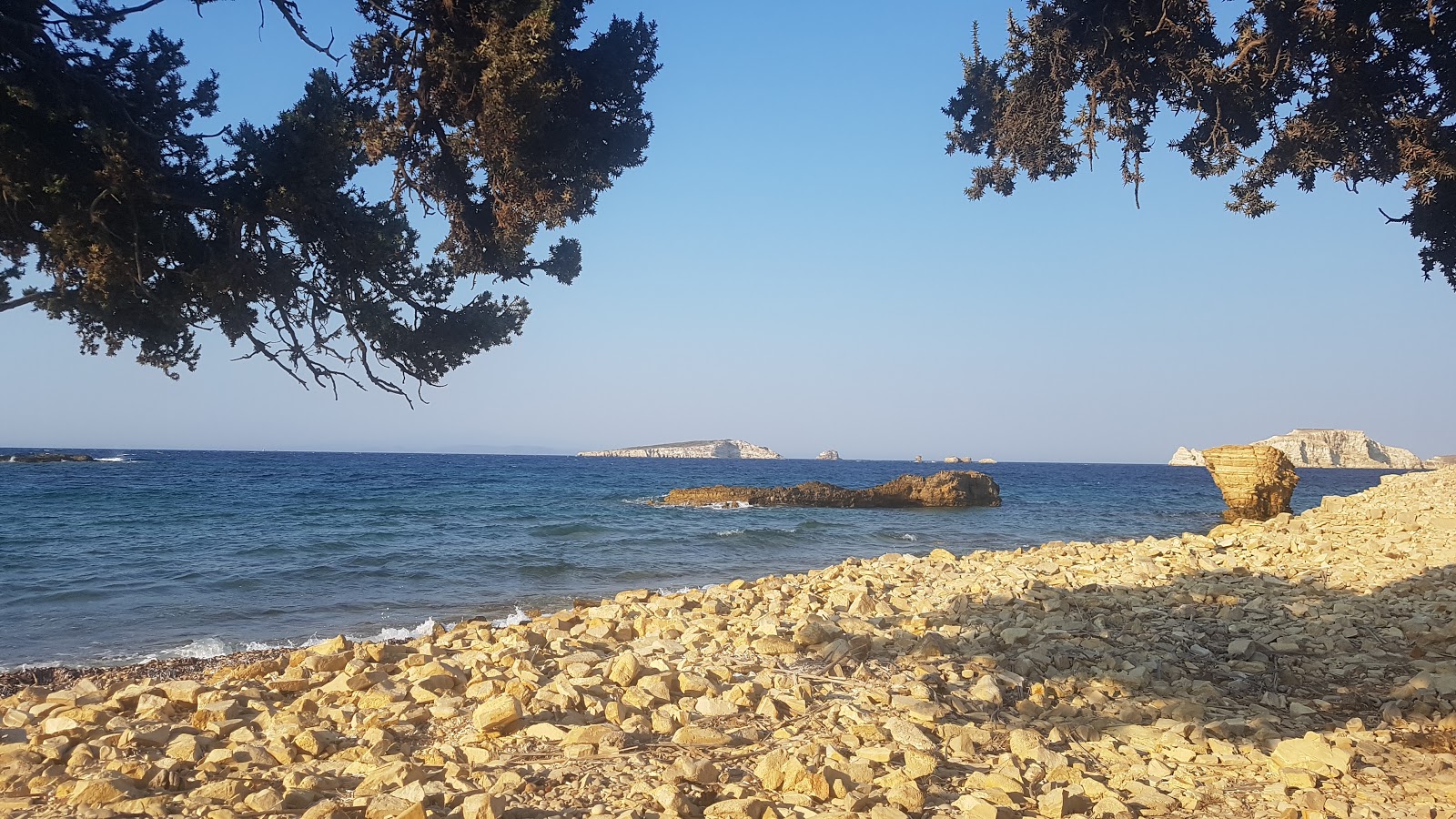 Foto von Kamares mit türkisfarbenes wasser Oberfläche