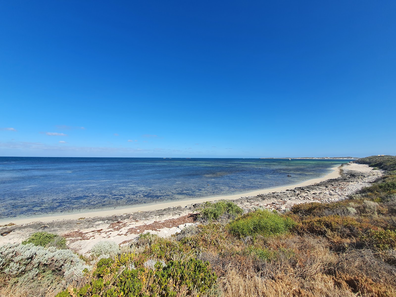 Foto von Rocky Bay Beach mit beiger sand Oberfläche