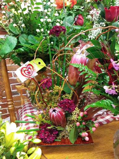 Florist «K & M Floral & Interior Plant Designs», reviews and photos, 537 Main St, Woodland, CA 95695, USA