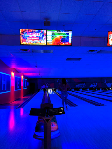 Bowling Alley «Brunswick Zone Hawthorn Lanes», reviews and photos, 316 Center Dr, Vernon Hills, IL 60061, USA