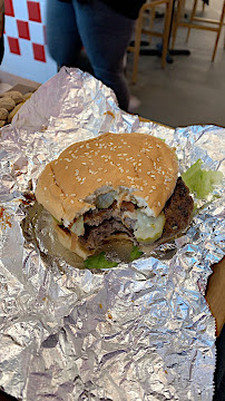 Cheeseburger du Restaurant de hamburgers Five Guys à Lieusaint - n°12