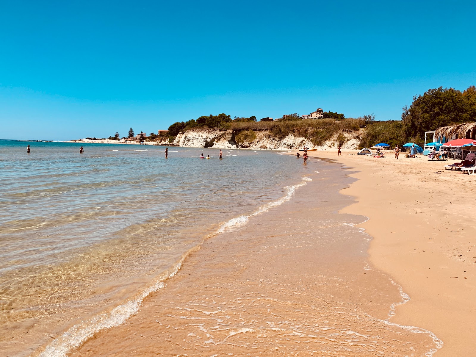 Foto av La Spiaggetta omgiven av berg