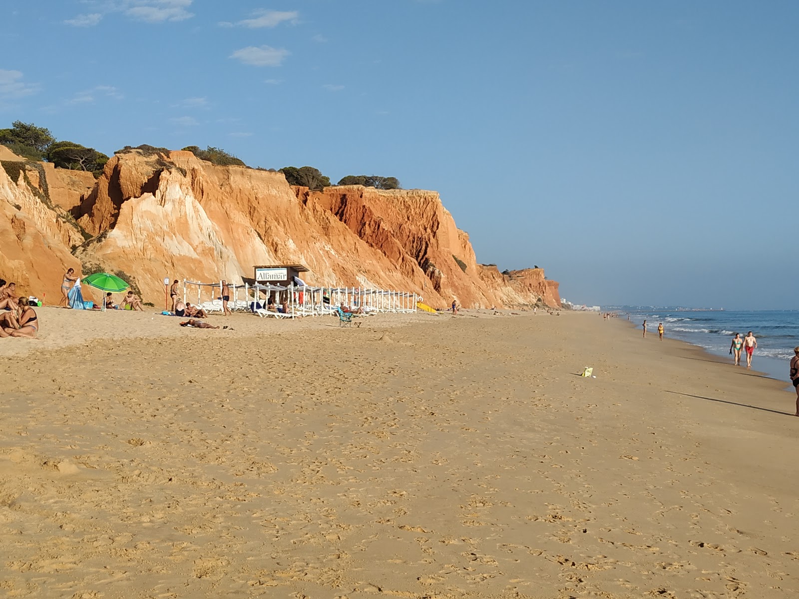 Foto de Praia de Falesia - lugar popular entre os apreciadores de relaxamento