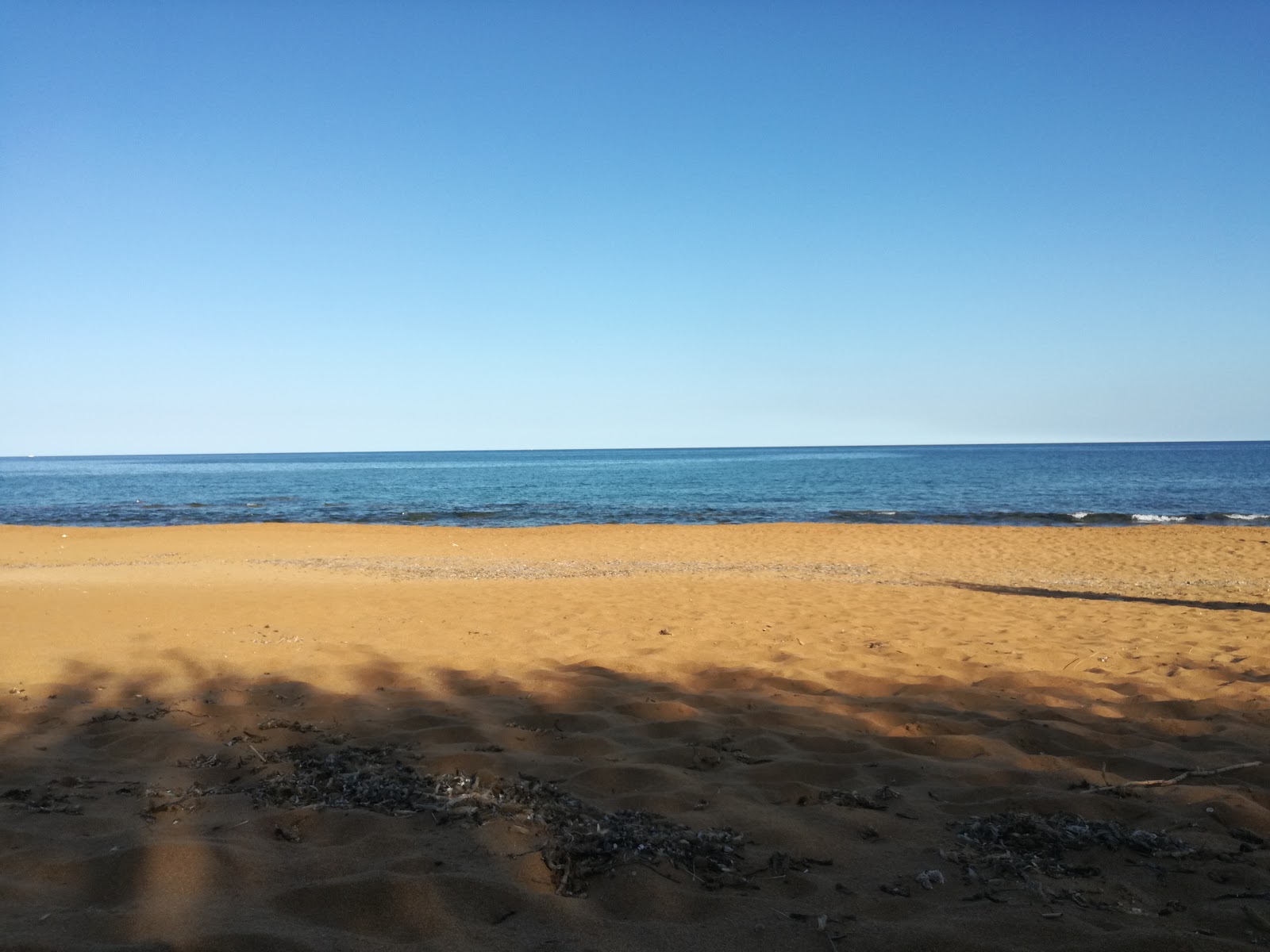 Foto de Spiaggia di Marinella com água azul superfície