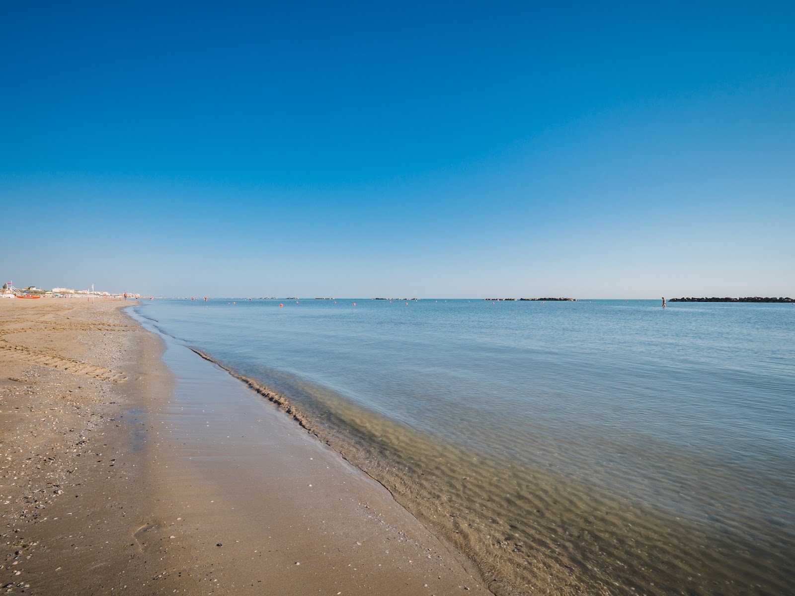 Senigallia beach的照片 带有明亮的沙子表面