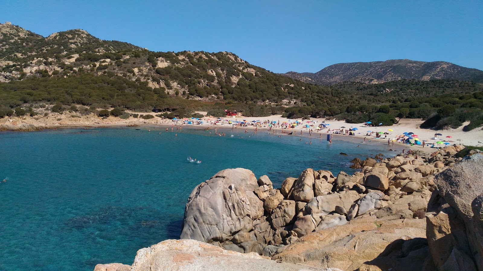 Valokuva Spiaggia di Cala Cipollaista. pinnalla kirkas hieno hiekka:n kanssa