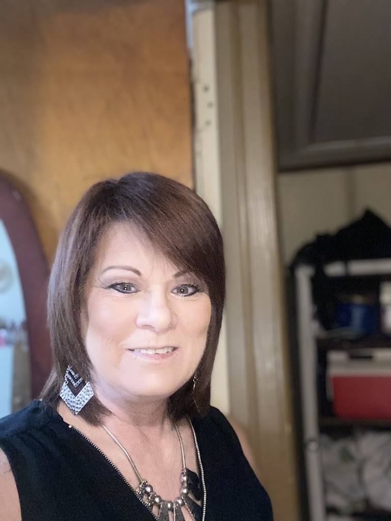 Laurie English @ El Don's Hairstylers 28466