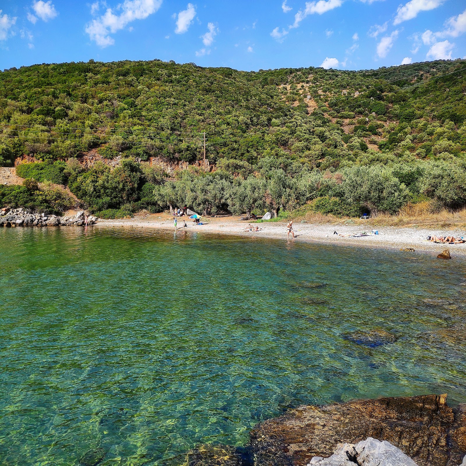 Zdjęcie Vathia beach z powierzchnią turkusowa czysta woda