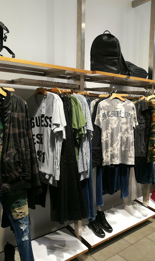 Clothing Store «GUESS», reviews and photos, 401 Biscayne Blvd, Miami, FL 33132, USA