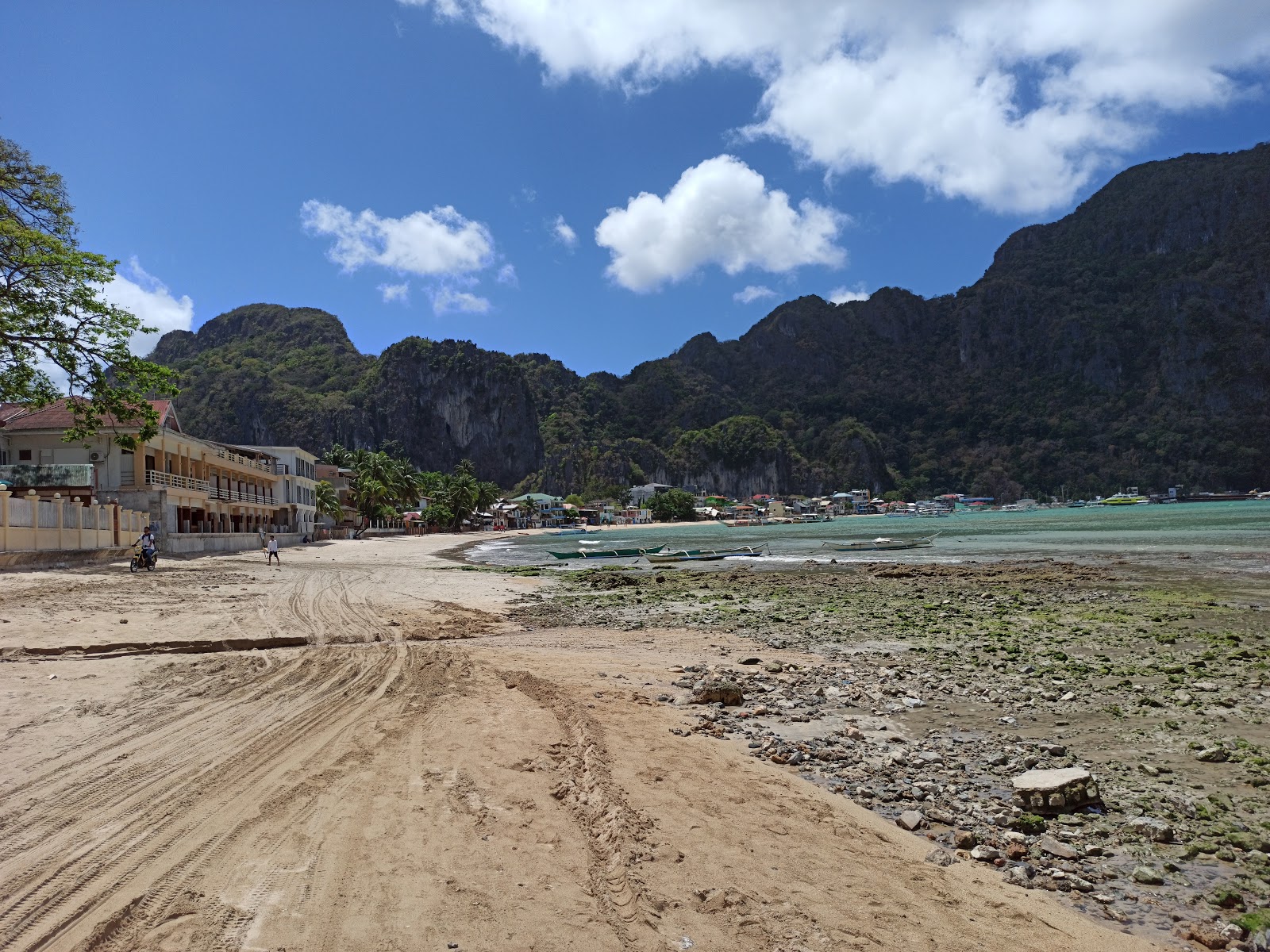 Caalan Beach'in fotoğrafı - rahatlamayı sevenler arasında popüler bir yer