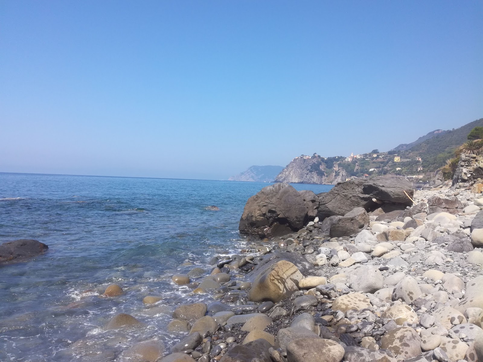 Foto av Spiaggione di Corniglia med blått vatten yta