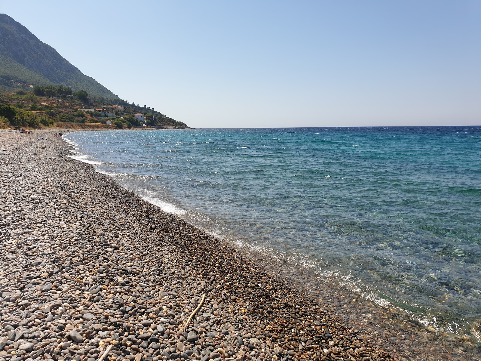 Petalides beach'in fotoğrafı geniş bir kıyı şeridi ile birlikte