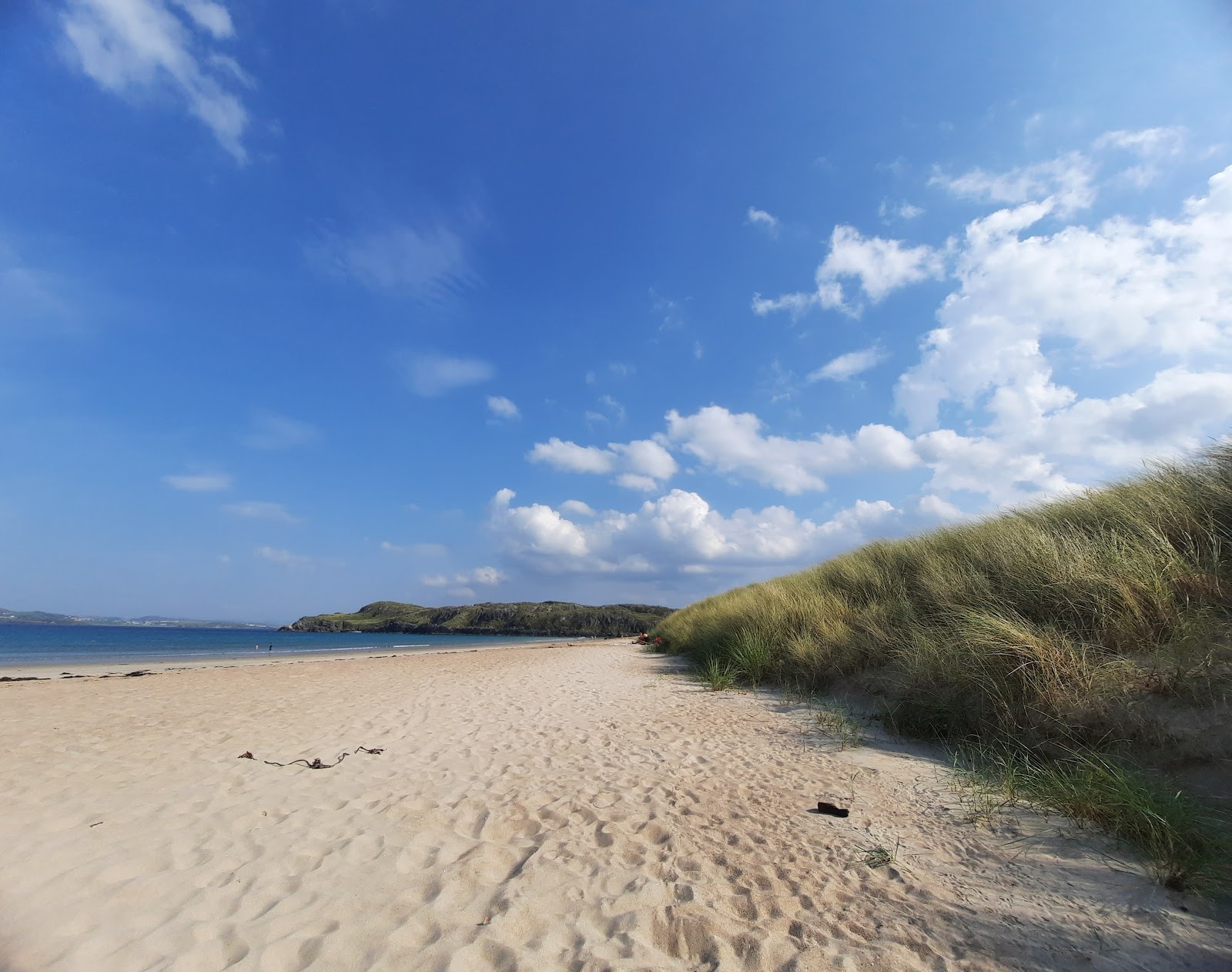 Foto van Marble Hill Beach en de nederzetting