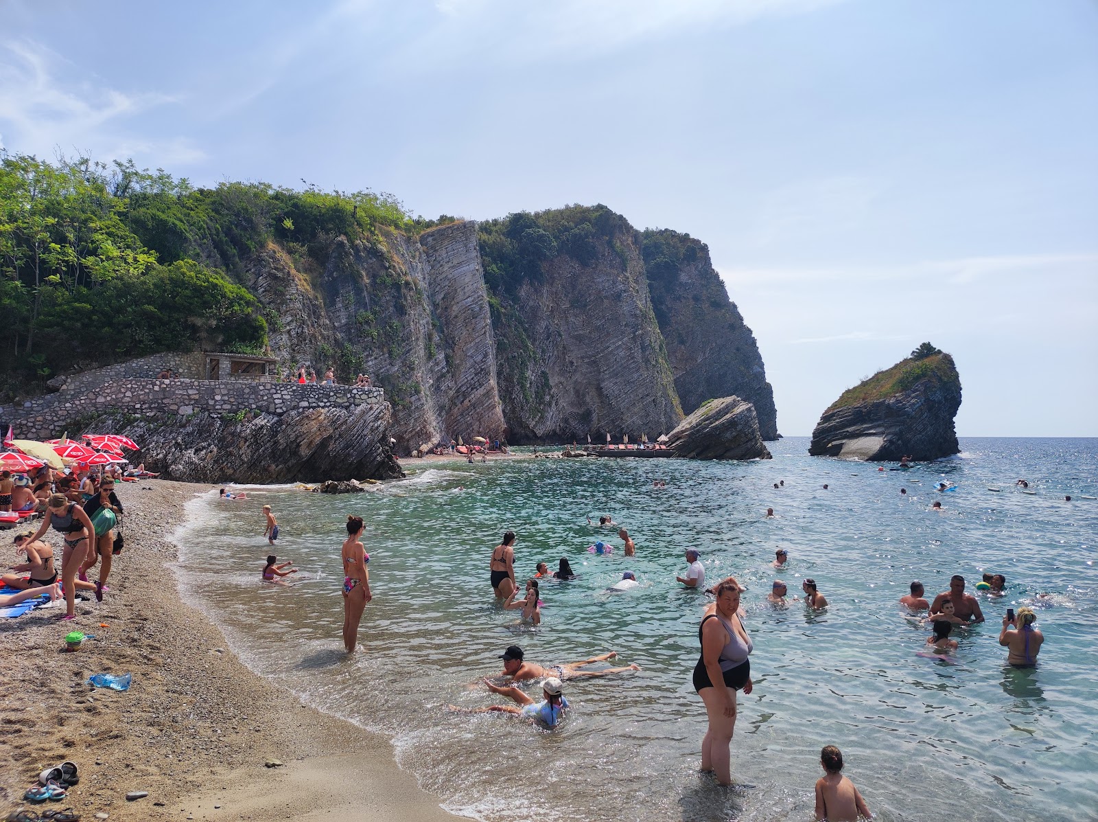 Sveti Nikola Beach'in fotoğrafı geniş bir kıyı şeridi ile birlikte