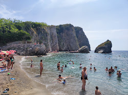 Sveti Nikola Beach'in fotoğrafı geniş bir kıyı şeridi ile birlikte