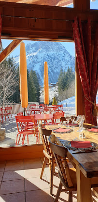 Atmosphère du Restaurant français Restaurant La Ferme des 3 Ours à Vallorcine - n°19