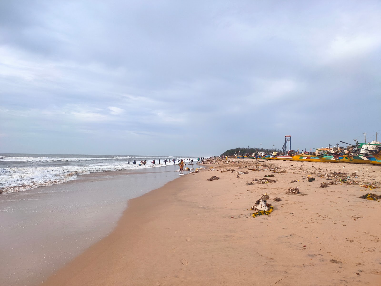 Foto di Kothapatnam Beach con una superficie del sabbia beige