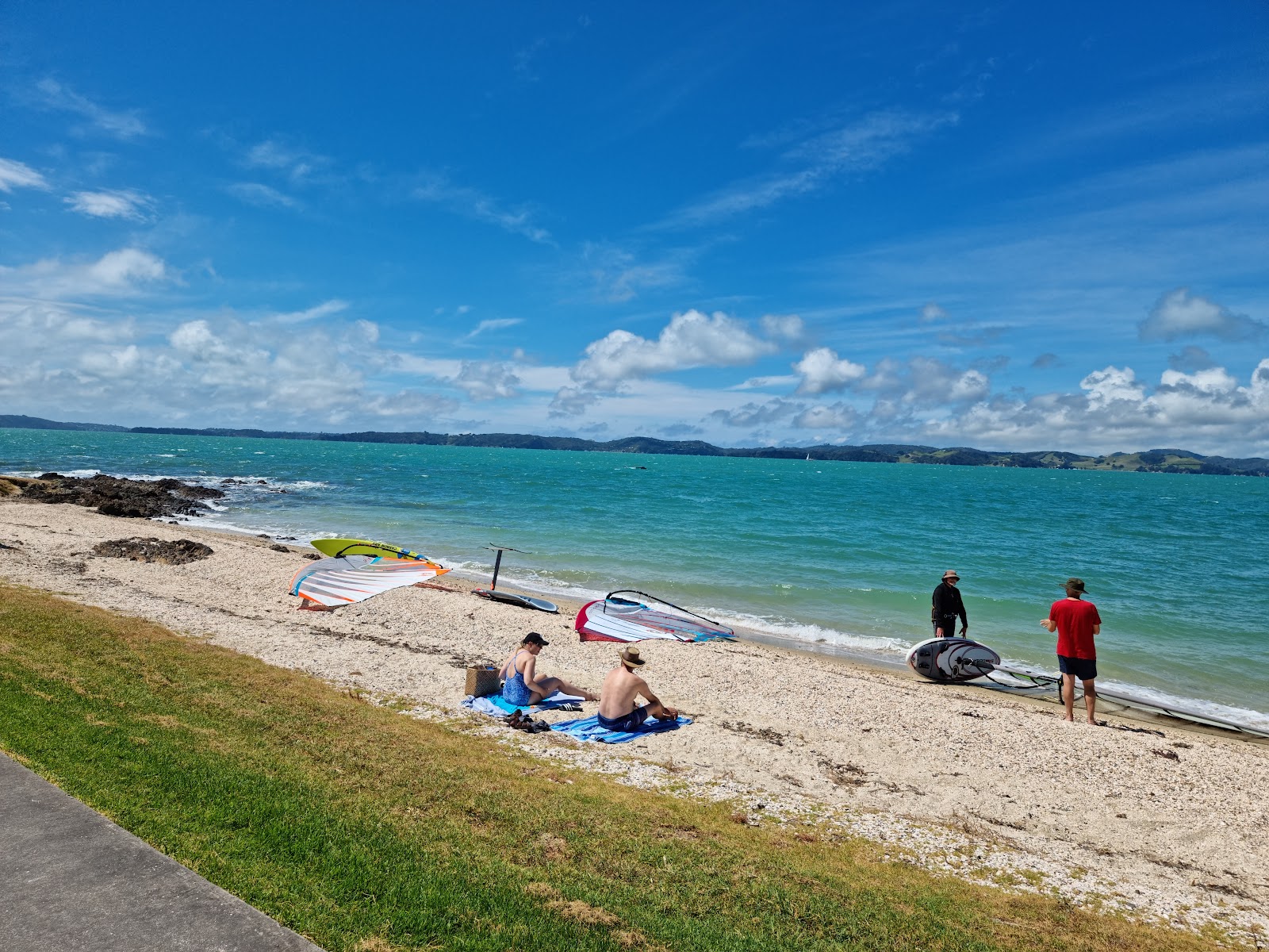 Foto de Te Pene Beach con pequeños guijarros beige superficie